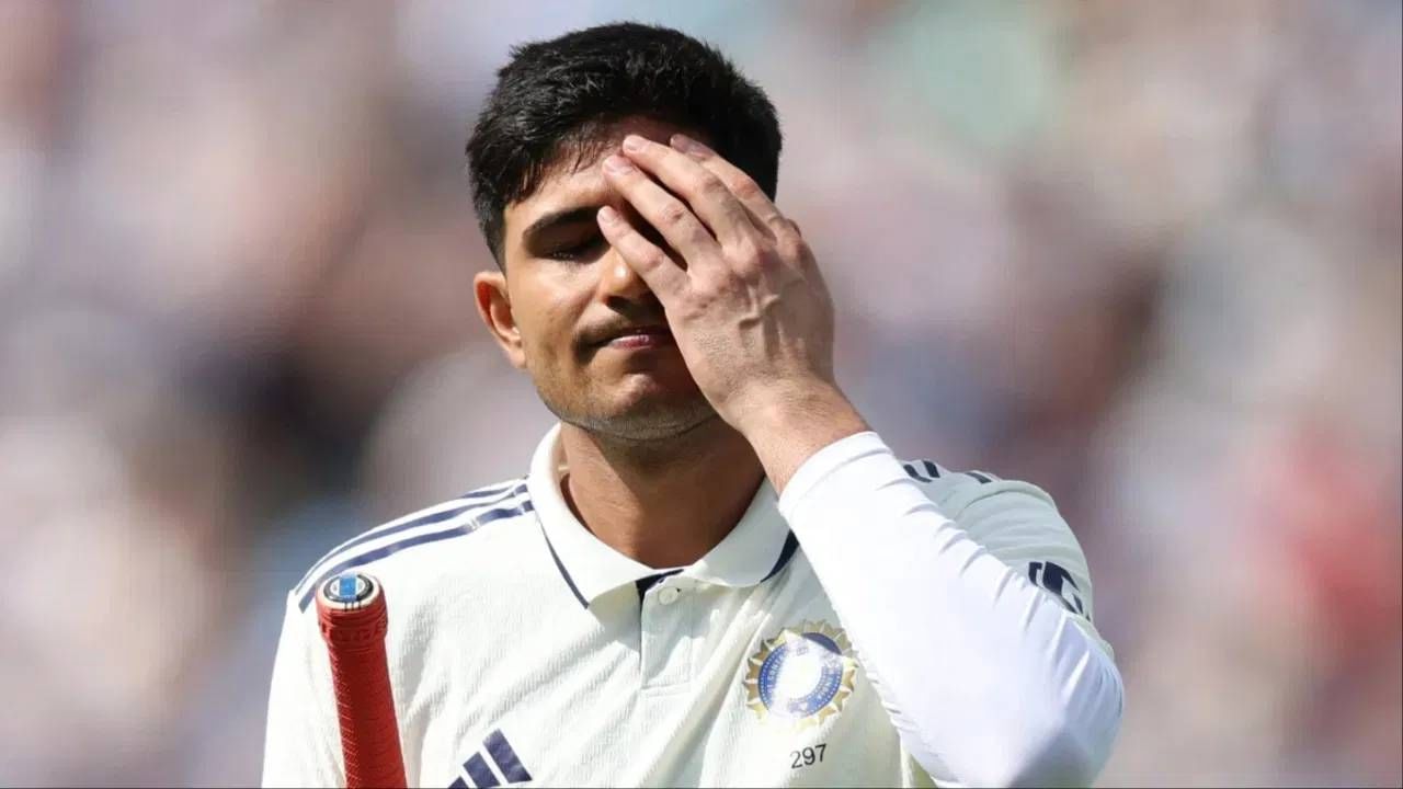 शुबमन गिलने दुसऱ्या डावात आणखी 27 धावा केल्या असत्या तर इतिहासात एकाच कसोटी सामन्यात सर्वाधिक धावा करण्याचा ग्रॅहम गूचचा विश्वविक्रम (456) मोडू शकला असता. गिलचा विक्रम हुकला असला तरी कसोटी सामन्यात सर्वाधिक धावा करणारा दुसरा फलंदाज ठरला आहे. (सर्व फोटो- टीव्ही 9 कन्नड)