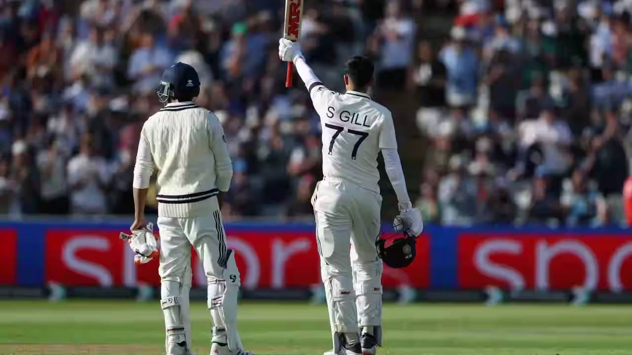 शुबमन गिल इंग्लंड दौऱ्यासाठी आला तेव्हा त्याच्या रणनीतीवर प्रश्नचिन्ह उपस्थित केले होते. पण गिलने पहिल्याच कसोटीत शतक झळकावून टीकाकारांना शांत केले. त्यानंतर एजबेस्टन येथील दुसऱ्या कसोटी सामन्यात गिलने शानदार कामगिरी केली. (फोटो- बीसीसीआय)