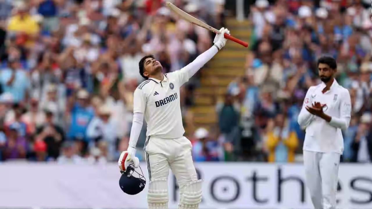 एजबेस्टन कसोटी मालिकेत जबरदस्त कामगिरी करणाऱ्या कर्णधार शुबमन गिलमुळे भारताला विजय सोपा झाला. त्याच्या या कामगिरीमुळे आयसीसी कसोटी क्रमवारीत त्याला जबरदस्त फायदा झाला आहे. नव्या क्रमवारीत त्याने 15 खेळाडूंना मागे टाकत झेप सहाव्या स्थानी झेप घेतली आहे. (फोटो- बीसीसीआय)