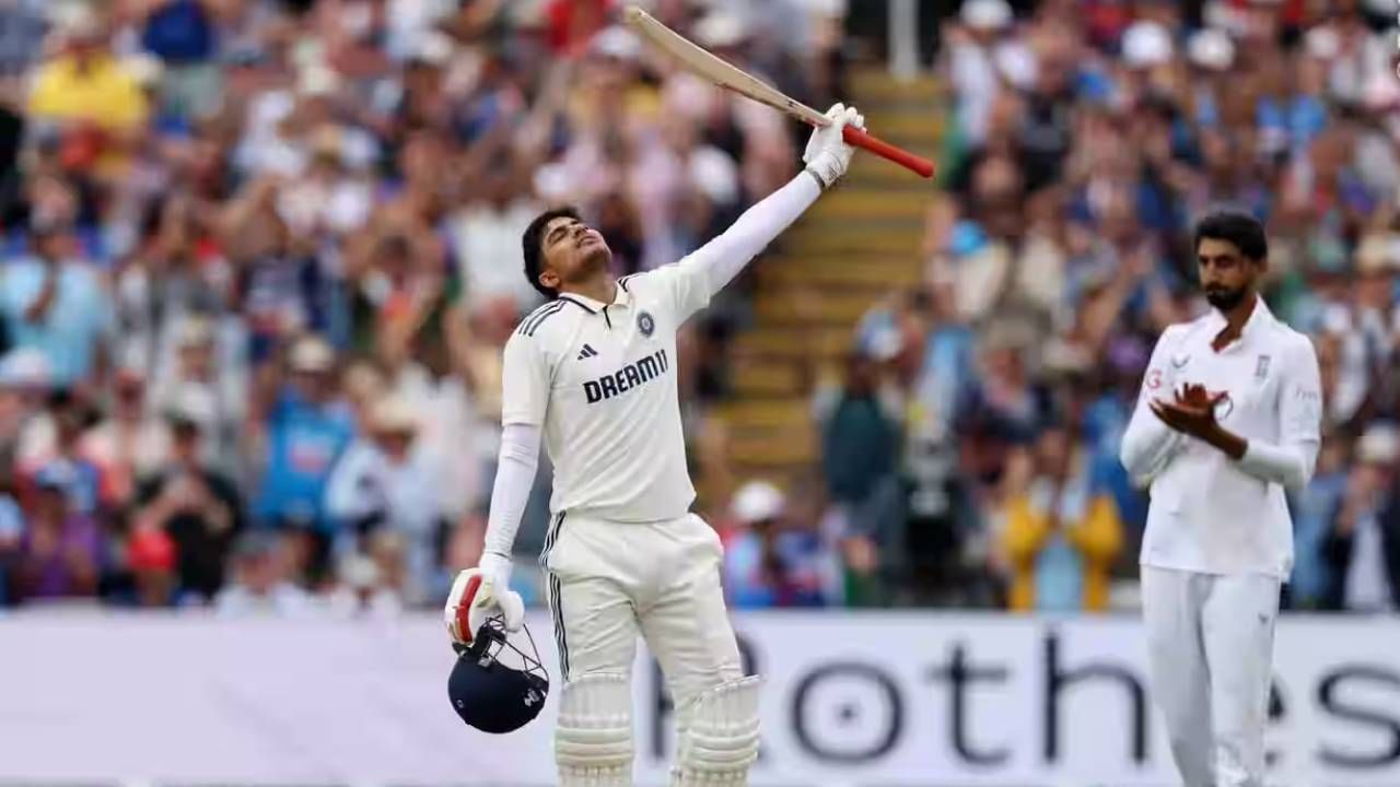 एजबेस्टन कसोटी मालिकेत जबरदस्त कामगिरी करणाऱ्या कर्णधार शुबमन गिलमुळे भारताला विजय सोपा झाला. त्याच्या या कामगिरीमुळे आयसीसी कसोटी क्रमवारीत त्याला जबरदस्त फायदा झाला आहे. नव्या क्रमवारीत त्याने 15 खेळाडूंना मागे टाकत झेप सहाव्या स्थानी झेप घेतली आहे. (फोटो- बीसीसीआय)