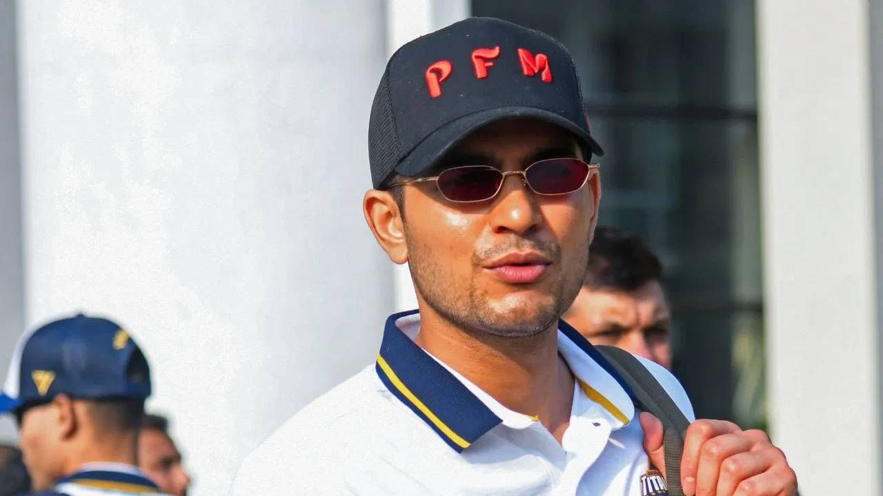 भारतीय कसोटी कर्णधार महिन्याला जवळपास 50 लाखाहून अधिक कमावतो. या शिवाय वर्षाला 4 ते 7 कोटी रुपयांची कमाई करतो. शुबमन गिल बीसीसीआयच्या ग्रे ए करारात सहभागी आहे. त्याला वर्षाला 7 कोटी रुपये पगार मिळतो. सामना खेळण्यासाठी त्याला वेगळे पैसे मिळतात. (Photo-PTI)