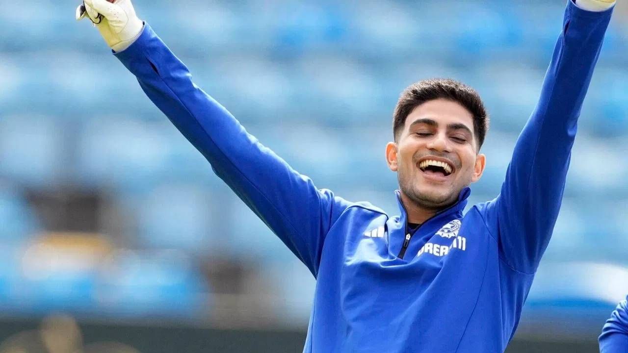 शुबमन गिल धावांच्या बाबतीच नाही तर कमाईतही खूप पुढे आहे. शुबमन गिलने 25व्या वर्षीच जबरदस्त कमाई केली आहे. त्याची सध्याची नेटवर्थ ही जवळपास 34 कोटींच्या घरात आहे. गिलने ही कमाई क्रिकेट व्यतिरिक्त इंडियन प्रीमियल लीग करार आणि जाहिरातीतून केली आहे. (Photo-PTI)