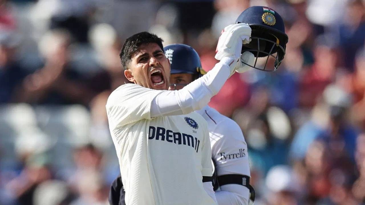 टीम इंडियाच्या कसोटी संघाचा कर्णधार शुबमन गिलने बर्मिंघममध्ये द्विशतक ठोकत इतिहास रचला आहे. द्विशतक ठोकणारा भारताचा सहावा कर्णधार आहे. गिलचं कसोटी क्रिकेटमधील हे पहिलं द्विशतक आहे. त्याच्या या खेळीमुळे भारताने पहिल्या डावात 587 धावांपर्यंत मजल मारली. यापूर्वी लीड्स कसोटीतही शतक ठोकलं होतं.  (Photo-PTI)