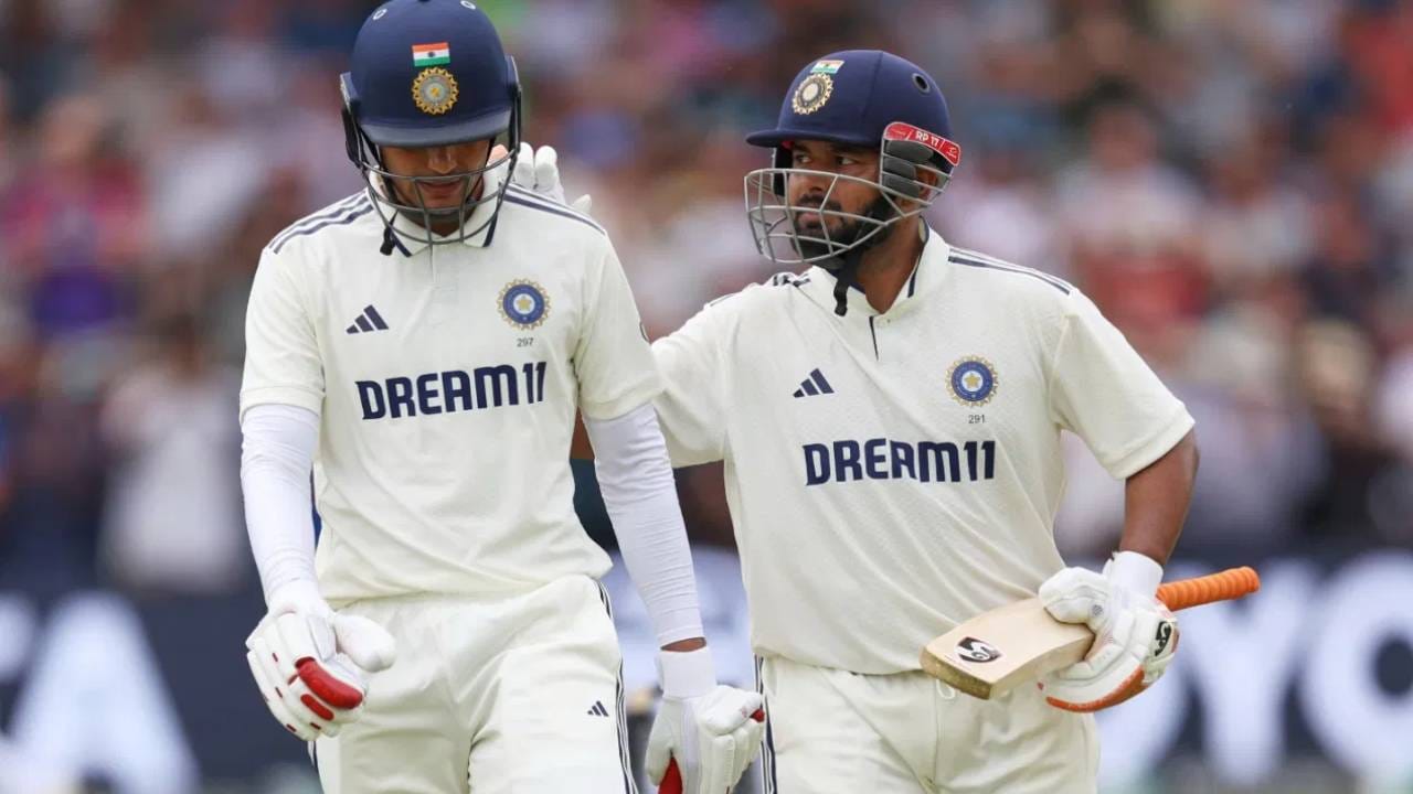 एजबेस्टन कसोटी सामन्यानंतर टीम इंडियाने लॉर्ड्सवर विजयासाठी कंबर कसली आहे. या सामन्यात कर्णधार शुबमन गिल आणि उपकर्णधार ऋषभ पंत या सामन्यात काही विक्रम आपल्या नावावर करू शकतात. ( Photo: PTI)