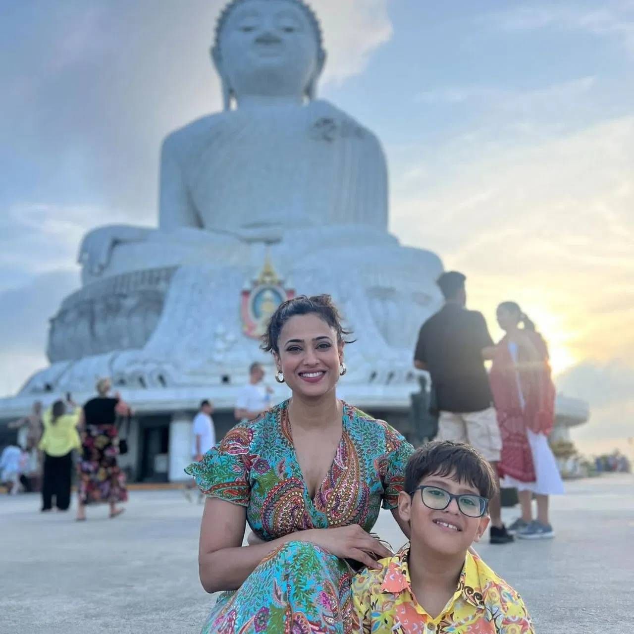 या फेस्टिव्हलशिवाय श्वेताने थायलँडच्या अनेक प्रसिद्ध ठिकाणांवर एक्सप्लोअर केलं होतं. त्यात बिग बुद्ध हे ठिकाण आहे. फुकेट येथे हे स्थळ आहे. या ठिकाणी तुम्हाला तथागत बुद्धाच्या दोन मूर्त्या पाहायला मिळतील. त्यात एक 45 मीटर उंच तर दुसरी 92 मीटरची आहे. संगमरवरच्या या मूर्त्या असून दिसायला अत्यंत सुंदर आहेत. 