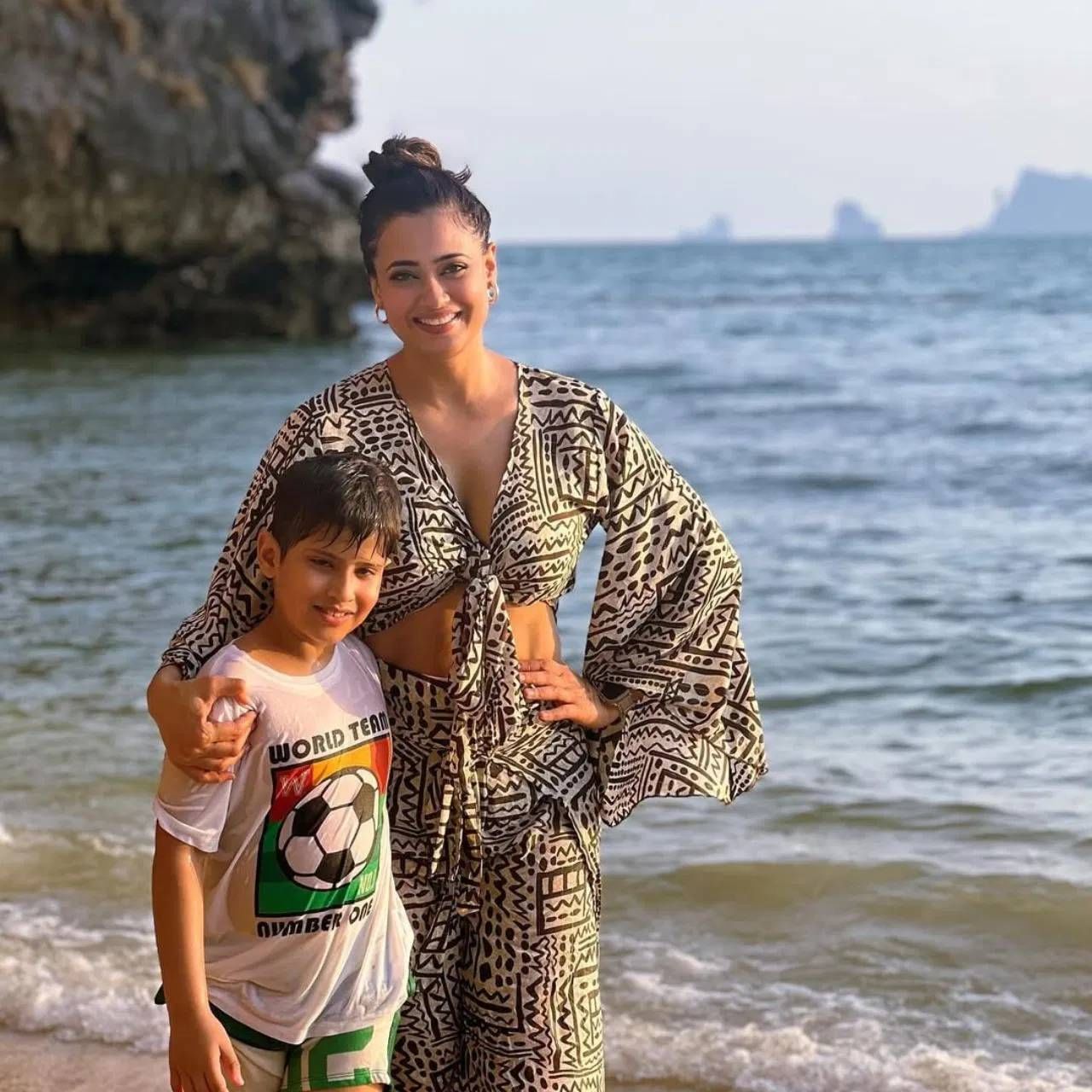 थायलँडचा रायले बीचही पाहण्यासारखा आहे. श्वेताचे हे फोटो याच बीचवरचे आहेत. या ठिकाणी श्वेता तिच्या मुलासोबत दिसते. हा बीच कराबीच्या जवळ आहे. या ठिकाणी तुम्हाला चुन्याच्या खडकाचे डोंगर आणि सुंदर समुद्र तट पाहायला मिळेल. या ठिकाणी तुम्ही रॉक क्लायम्बिंग सारख्या अॅक्टिव्हिटी करू शकता. या ठिकाणी अनेक रेस्टॉरंट आहेत, तिथे तुम्ही नाईटलाईफचा आनंद घेऊ शकता. 