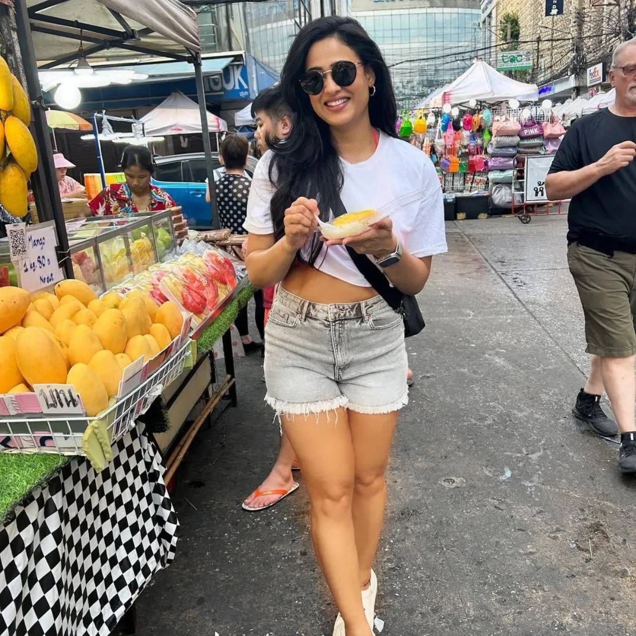 थायलँडमध्ये व्हेज फूड फार कमी मिळतात. पण स्थानिक बाजारात फ्रेश फ्रूट मोठ्याप्रमाणावर मिळतात आणि त्याला मागणीही मोठी असते. श्वेता तिवारीनेही लोकल मार्केटमध्ये जाऊन फ्रूटवर ताव मारला. या फोटोत ती आंबे खाताना दिसते. 