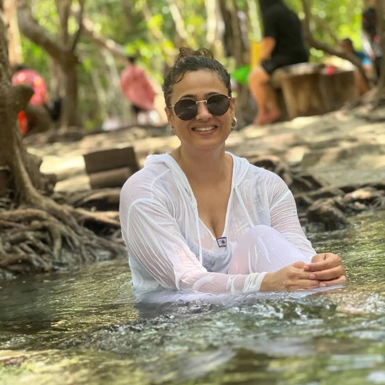 जगातील सुंदर ठिकाणांपैकी थायलँड एक आहे. येथील नाईटलाइफ पाहण्यासारखी असते. तसेच येथील टूरिस्ट स्पॉटही पाहण्यासारखे असतात. बीच, आयलँड आणि नैसर्गिक सौंदर्यामुळे थायलँडविषयी नेहमीच पर्यटकांच्या मनात आकर्षण असतं. सेलिब्रिटीही म्हणूनच या ठिकाणी येत असतात. श्वेता तिवारीनेही या ठिकाणी येऊन जीवाची दिवाळी केलीय. 