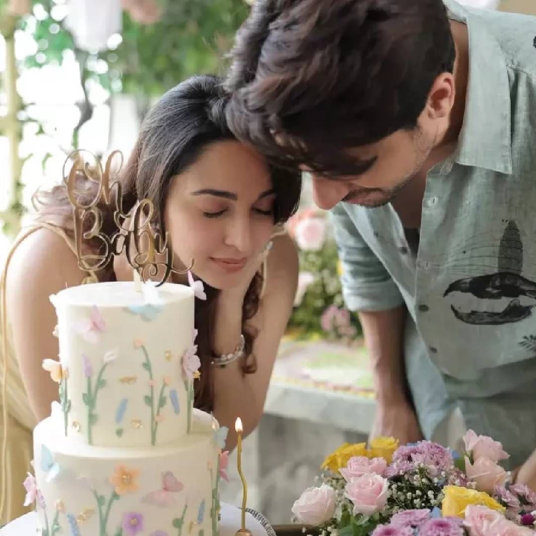 गेल्या आठवड्यात सिद्धार्थ आणि कियाराला मुंबईतील एका क्लिनिकबाहेर पाहिलं गेलं होतं. त्यावेळी पापाराझींनी फोटो किंवा व्हिडीओ काढू नये म्हणून त्यांनी छत्रीचा वापर केला होता. यावेळी सिद्धार्थ आई रिमा मल्होत्रा आणि कियाराचे आईवडीलसुद्धा उपस्थित होते. 
