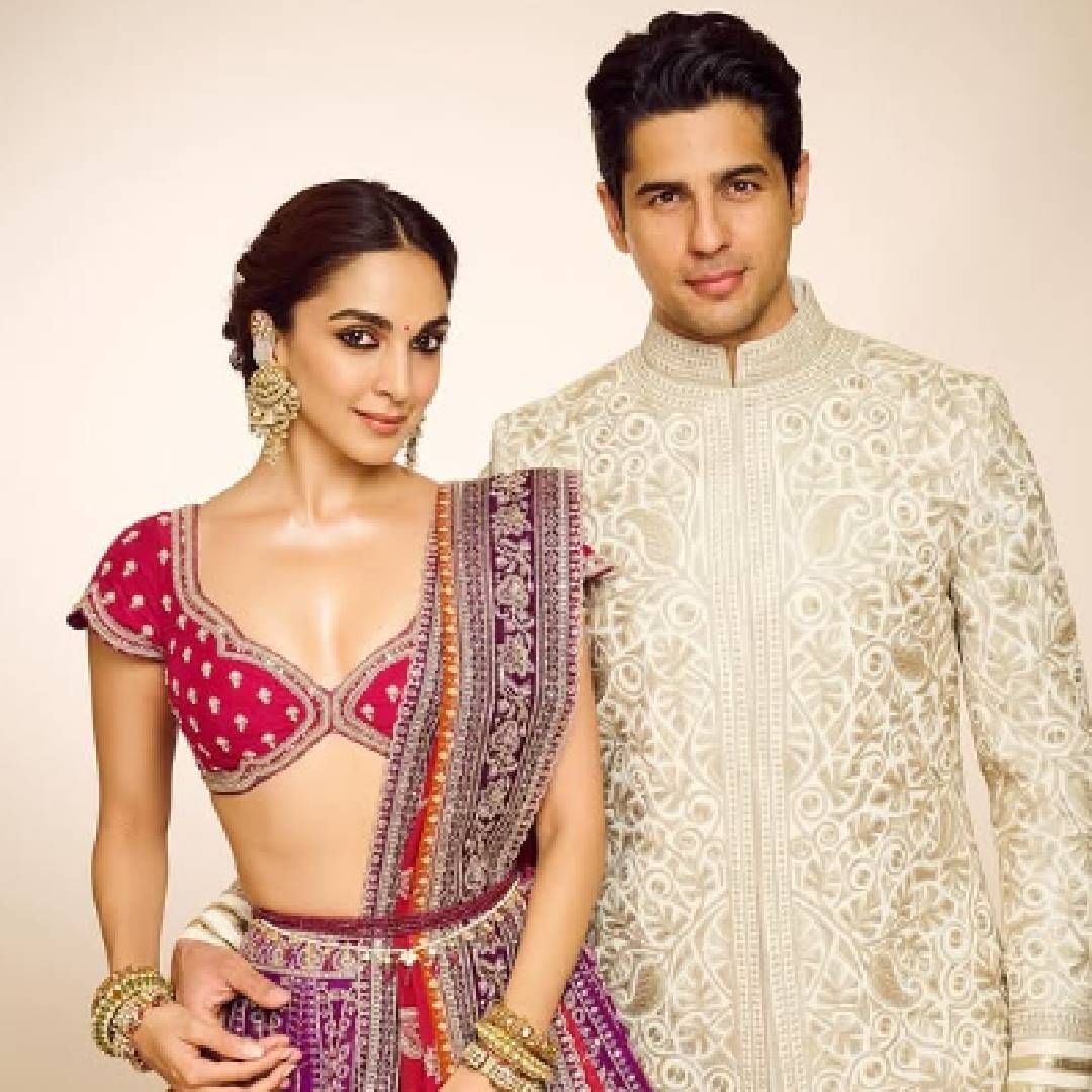 'शेरशाह' या चित्रपटांच्या शूटिंगदरम्यान सिद्धार्थ आणि कियारा एकमेकांच्या प्रेमात पडले. त्यानंतर 7 फेब्रुवारी 2023 मध्ये त्यांनी राजास्थानमधील सूर्यगड पॅलेसमध्ये थाटामाटात लग्न केलं होतं. सध्या या दोघांवर चाहत्यांकडून शुभेच्छांचा वर्षाव होत आहे. 
