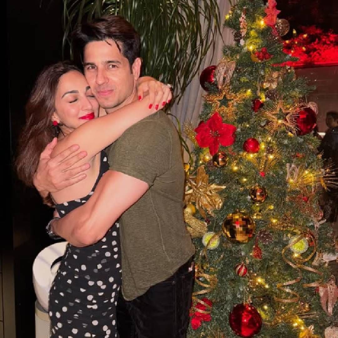 'एम. एस. धोनी : द अनटोल्ड स्टोरी' या चित्रपटातून प्रसिद्धीझोतात आलेली बॉलिवूड अभिनेत्री कियारा अडवाणीने गोड बातमी दिली आहे. सिद्धार्थ मल्होत्रा आणि कियारा हे चिमुकल्या मुलीचे आई-बाबा झाले आहेत. परंतु याची अधिकृत घोषणा अद्याप या दोघांनी केली नाही. 
