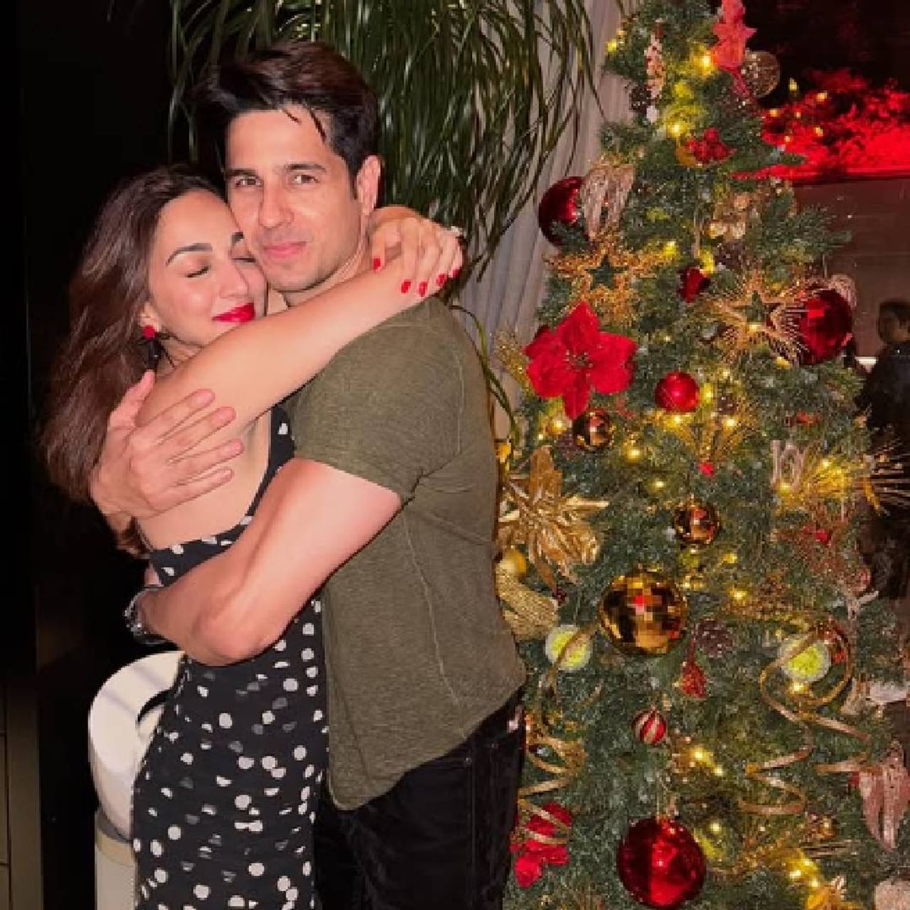 'एम. एस. धोनी : द अनटोल्ड स्टोरी' या चित्रपटातून प्रसिद्धीझोतात आलेली बॉलिवूड अभिनेत्री कियारा अडवाणीने गोड बातमी दिली आहे. सिद्धार्थ मल्होत्रा आणि कियारा हे चिमुकल्या मुलीचे आई-बाबा झाले आहेत. परंतु याची अधिकृत घोषणा अद्याप या दोघांनी केली नाही. 
