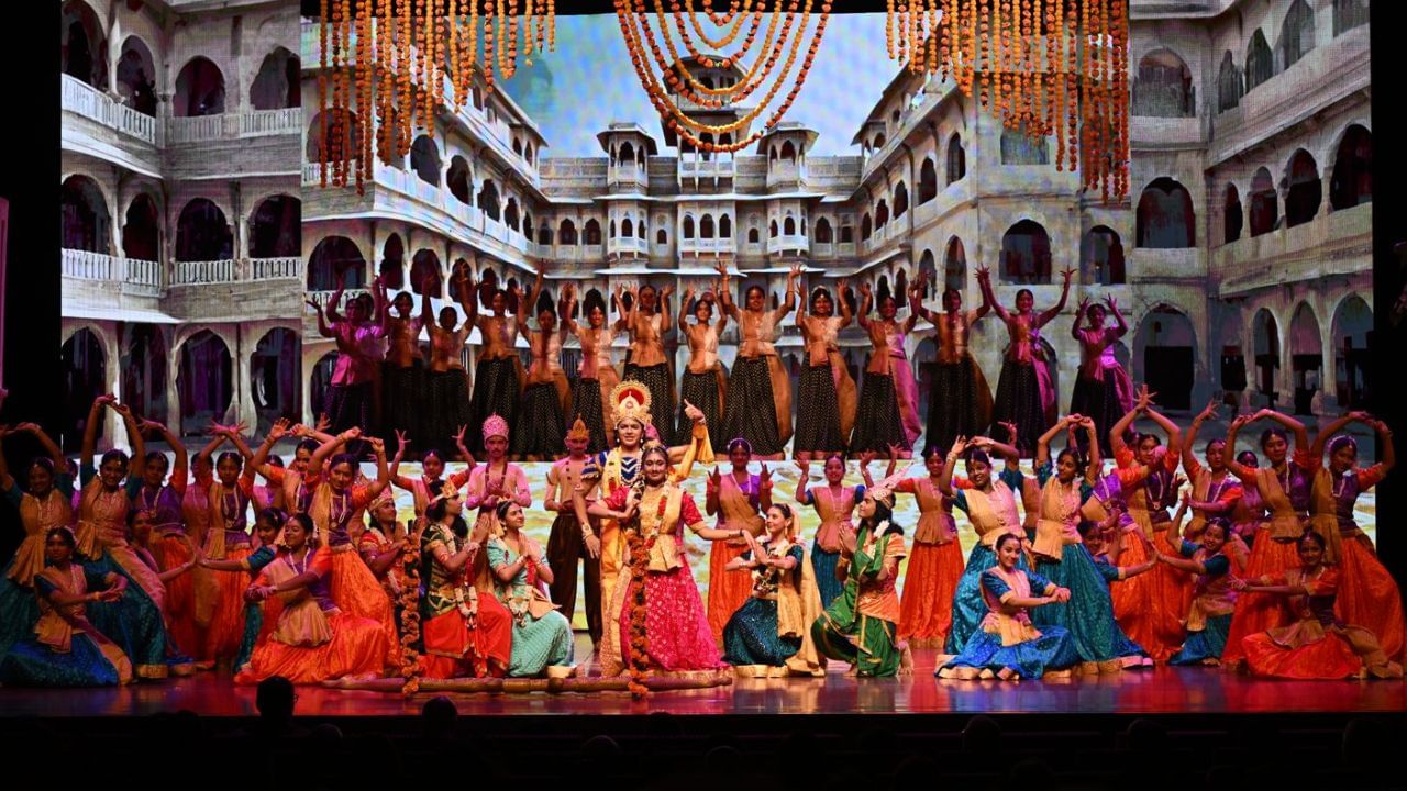 मुंबईत 'सीता चरितम'च्या कार्यक्रमाने प्रेक्षकांची मने जिंकली, 5 मिनिटे टाळ्यांचा गडगडाट