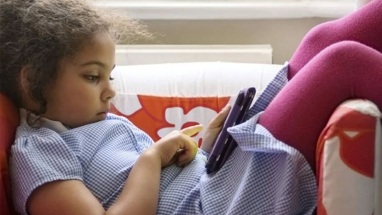 मुलांना डिजिटल जगात सुरक्षित ठेवण्यासाठी जाणून घ्या 'या' खास टिप्स