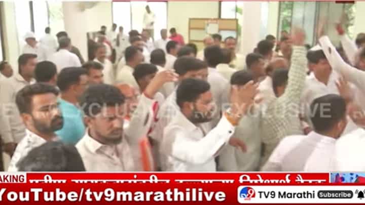 Solapur : मुद्द्यांची चर्चा गुद्द्यांवर! मराठा समाजाच्या बैठकीत गोंधळ अन् हाणामारी Solapur : मुद्द्यांची चर्चा गुद्द्यांवर! मराठा समाजाच्या बैठकीत गोंधळ अन् हाणामारी