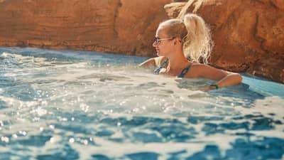 स्विमिंग पूलमध्ये जाण्यापूर्वी नेमकं काय करावे? जाणून घ्या तज्ञांचे मत....