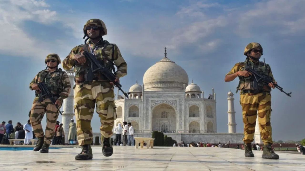 ताजमहालाच्या गेटवर फायरिंग, भाजप नेत्याला अटक ताजमहालाच्या गेटवर फायरिंग, भाजप नेत्याला अटक