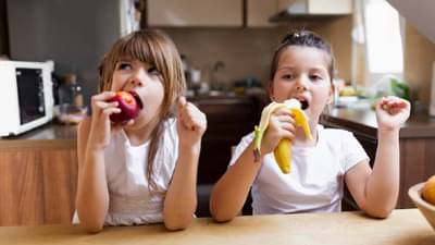 प्रत्येक ठिकाणी सहज रुळण्यासाठी तुमच्या बबड्याला नक्की हे टेबल मॅनर्स शिकवा