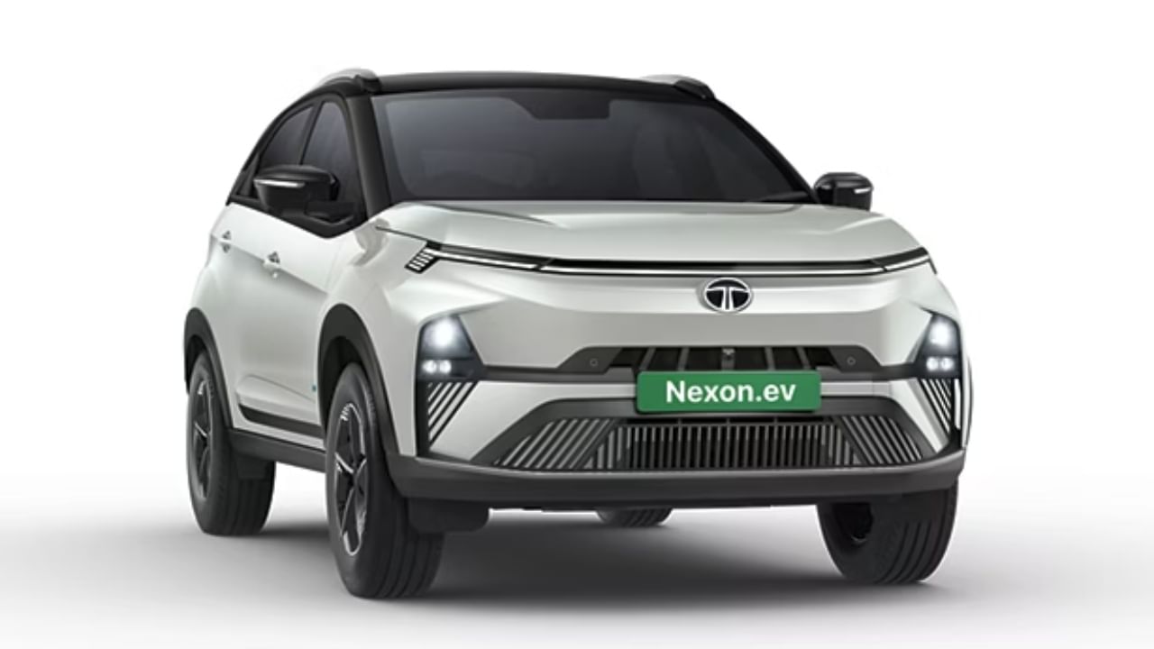 भारतातील सामान्य लोकांसाठी लोकप्रिय असलेली कार म्हणजे टाटा नेक्सॉन EV. तिची किंमत 14.5 लाख रुपयांपासून सुरू होते. ही 465 किमीची रेंज देते. टेस्लाच्या तुलनेत खूपच स्वस्त आहे. टेस्ला प्रीमियम ग्राहकांना लक्ष्य करते. तर टाटा नेक्सॉन EV सामान्य लोकांसाठी एक चांगला पर्याय आहे.