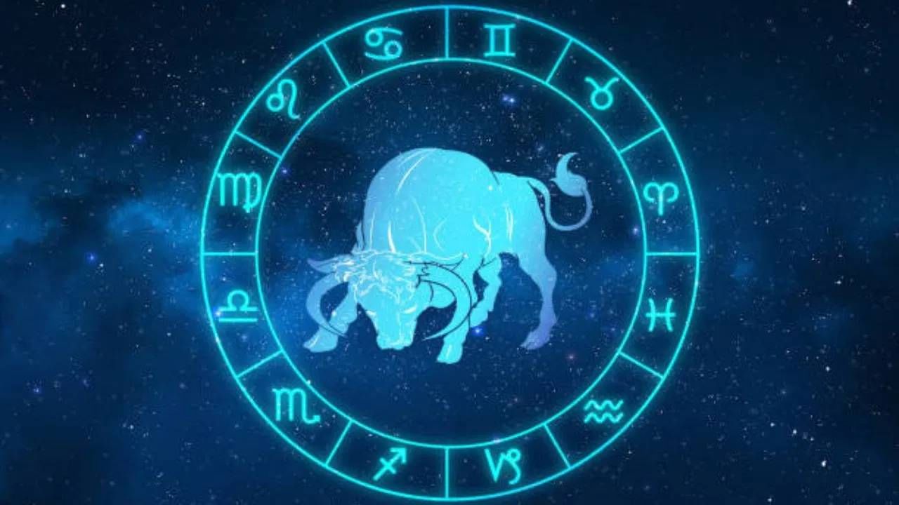 वृषभ रास (Taurus) - जुलै महिन्यात वृषभ राशीच्या लोकांची आर्थिक स्थिती मजबूत असेल. हा महिना पैशाच्या बाबतीत उत्तम राहील. तुमचे अडकलेले पैसे तुम्हाला परत मिळतील. करिअरमध्ये नवीन शक्यता निर्माण होऊ शकतात. कुटुंबात आराम आणि सुविधा वाढतील. या महिन्यात तुमचा भाग्यवान क्रमांक 6 असेल आणि भाग्यवान रंग हिरवा असेल.