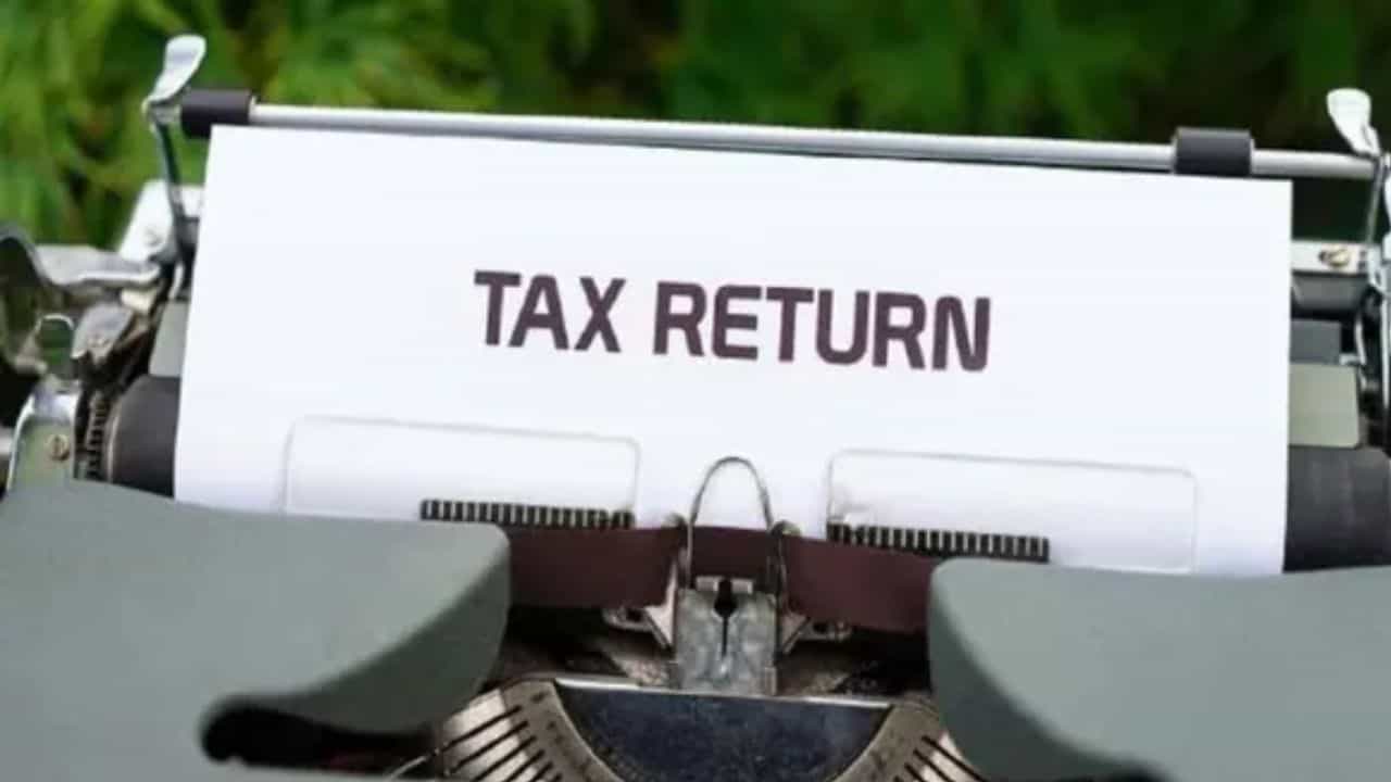 ITR-1 किंवा ITR-2..., पगारातून उत्पन्न असणाऱ्यांनी कोणता टॅक्स रिटर्न अर्ज भरावा? जाणून घ्या संपूर्ण माहिती
