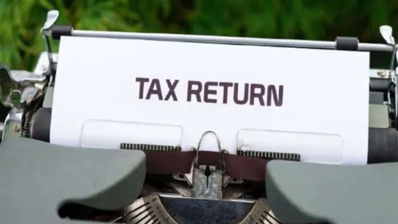 ITR-1 किंवा ITR-2..., पगारातून उत्पन्न असणाऱ्यांनी कोणता टॅक्स रिटर्न अर्ज भरावा? जाणून घ्या संपूर्ण माहिती