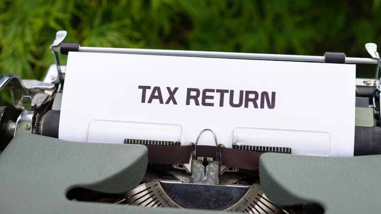 200% दंड, 7 वर्षांची कैद..., ITR मधील चूक ठरणार महाग, आयकर विभागाकडून खोटे दावे शोधण्यासाठी AI चा वापर 200% दंड, 7 वर्षांची कैद..., ITR मधील चूक ठरणार महाग, आयकर विभागाकडून खोटे दावे शोधण्यासाठी AI चा वापर