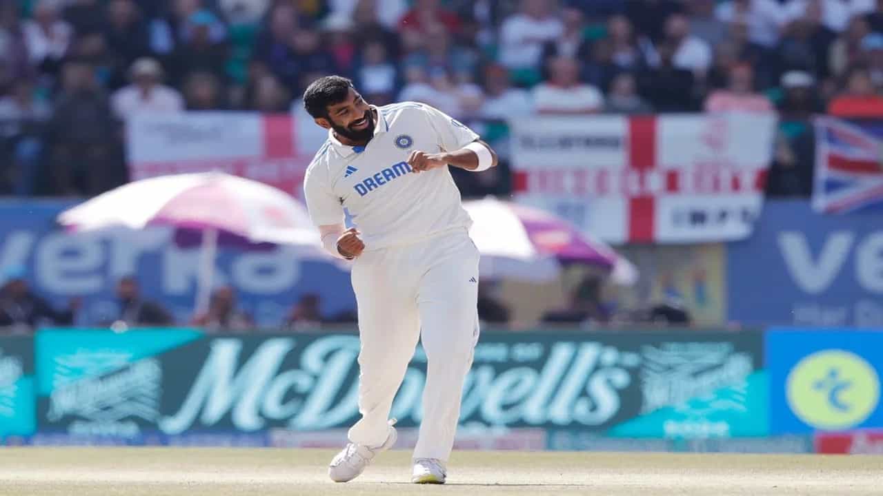 भारताचा वेगवान गोलंदाज जसप्रीत बुमराह याने इंग्लंड विरूद्धच्या 5 सामन्यांच्या कसोटी मालिकेत आतापर्यंत 3 सामने खेळले आहेत. बुमराह या मालिकेतील 5 पैकी 3 सामने खेळणार असल्याचं बीसीसीआय निवड समिती अध्यक्ष अजित आगरकर आणि हेड कोच गौतम गंभीर या दोघांनी स्पष्ट केलं होतं. त्यानुसार बुमराह पाचव्या सामन्यात खेळणार नसल्याचं स्पष्ट आहे. मात्र भारतीय संघ या मालिकेत 1-2 ने पिछाडीवर आहे. (Photo Credit : Jasprit Bumrah X Account)