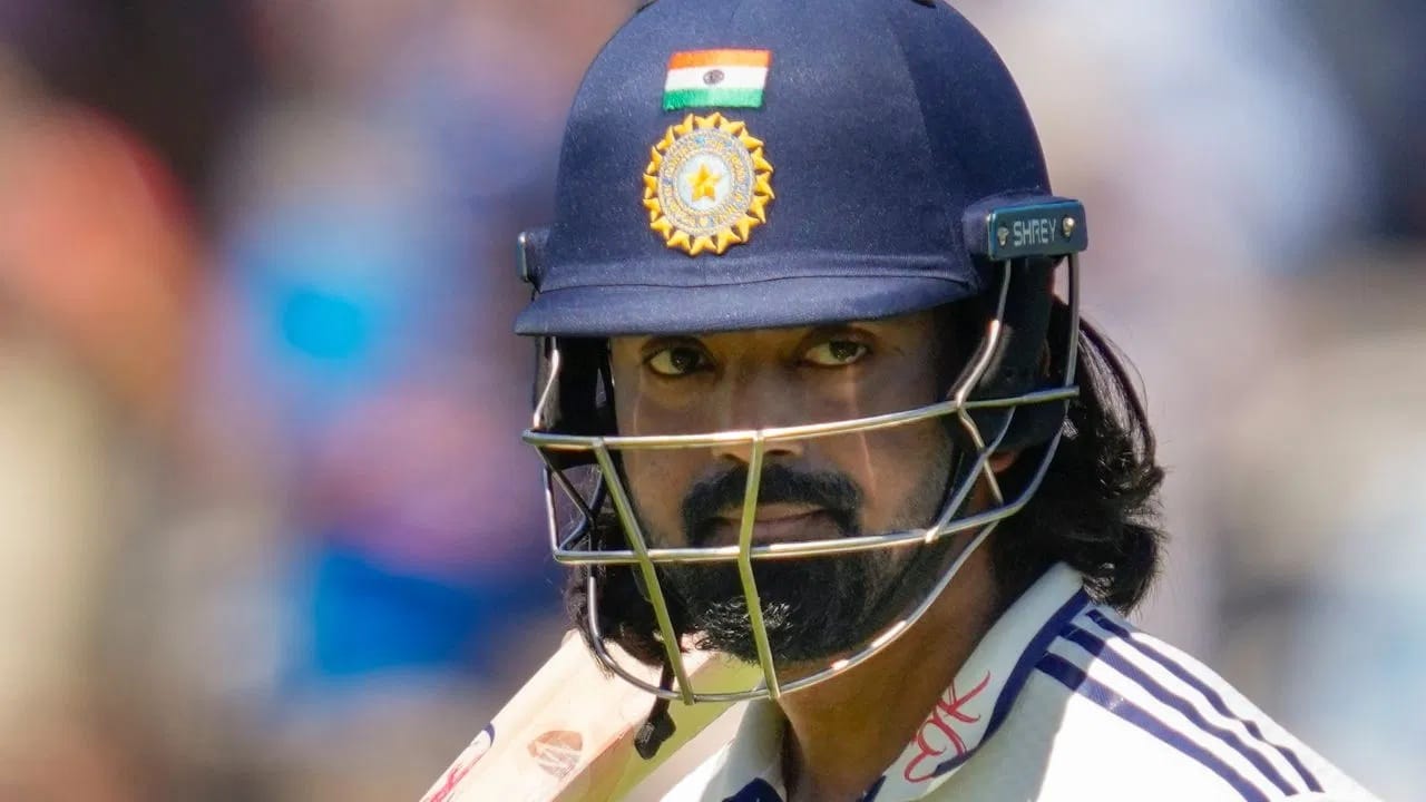 केएलचं लॉर्ड्समधील हे दुसरं कसोटी शतक ठरलं. केएल यासह या मैदानात 1 पेक्षा अधिक शतक करणारा टीम इंडियाचा दुसरा तर दिलीप वेंगसरकर यांच्यानंतरचा पहिला फलंदाज ठरला. केएलने लॉर्ड्समध्ये याआधी 2021 साली शतक केलं होतं. तसेच केएलने 2018 सालीही ओव्हलमध्ये कडकडीत शंभर धावा केल्या होत्या.  (Photo Credit : PTI)