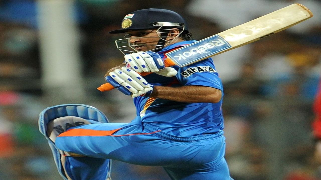 धोनीने त्याच्या नेतृत्वात भारताला कसोटीतील 60 पैकी 27 सामन्यांमध्ये विजयी केलं. तर 18 वेळा पराभूत व्हावं लागलं.  तसेच टी 20i मध्ये 42 वेळा भारताचा विजय झाला. तर प्रतिस्पर्धी संघांनी 28 वेळा भारतावर मात केली. तसेच धोनीने 200 एकदिवसीय पैकी 110 सामन्यांमध्ये विजय मिळवून दिला. तर 74 वेळा भारताचा पराभव झाला. मात्र रोहितने एक तसा निर्णय घेतला नसता तर धोनीला 200 व्या सामन्यात नेतृत्व करण्याची संधी मिळाली नसती. (Photo Credit : Icc X Account)