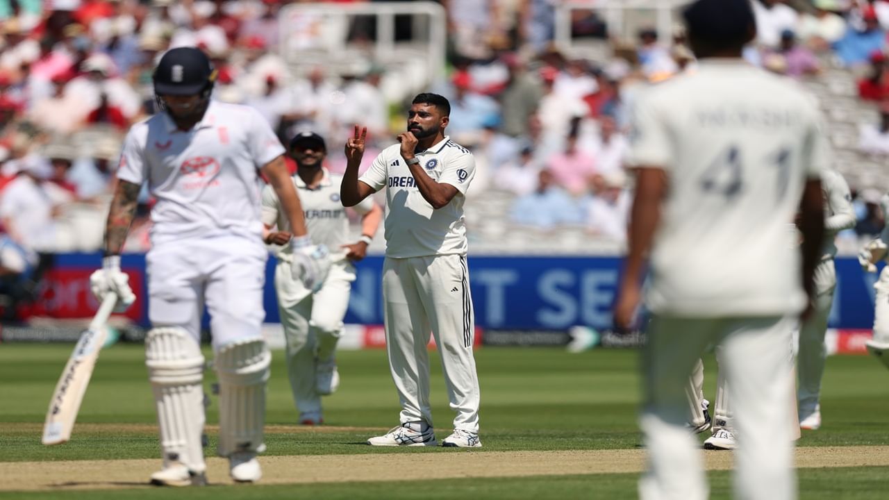 आयसीसीच्या नियमांनुसार, टेस्ट क्रिकेटमध्ये एका बॉलरने जास्तीत जास्त किती ओव्हर टाकाव्यात याबाबत कोणताही नियम नाही. थोडक्यात काय तर कोणताही गोलंदाज किती ओव्हर टाकू शकतो. त्याबाबत कोणतीही मर्यादा नाही. (Photo Credit : Bcci X Account)