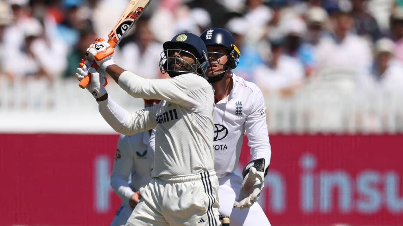 भारत आणि इंग्लंड तिसऱ्या कसोटी सामन्यात काय होते? याची उत्सुकता शिगेला पोहोचली आहे. दोन सामन्यात 1-1 अशी स्थिती आहे. त्यामुळे तिसऱा सामना जिंकून मालिकेत आघाडी घेण्याचा दोन्ही संघांचा प्रयत्न आहे. दरम्यान भारताने या मालिकेत एक मोठा विक्रम रचला आहे. (Photo : BCCI Twitter)