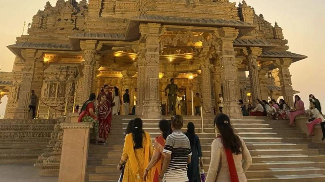 देवळात मिळालेले पैसे तुम्ही शुभ कार्यासाठी वापरू शकता. एखाद्या गरीब किंवा गरजूला मदत करू शकता. दानधर्म देखील करू शकता.