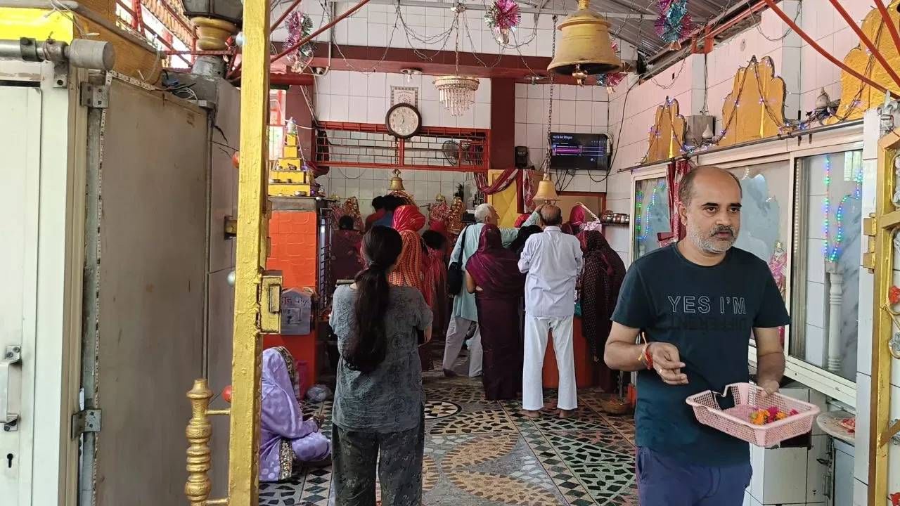 साधु संतांच्या मते, मंदिरात मिळालेले पैसे हे देवाचे असतात. त्यामुळे ते पैसे देवाला समर्पित केले पाहीजेत. स्वत:जवळ बाळगू नयेत. म्हणजेच देवाच्या कार्यासाठी खर्च करावेत.