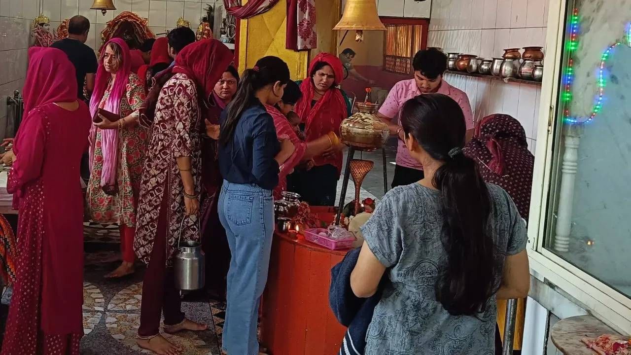 मंदिरात मिळालेले पैसे जवळ ठेवाव की नाहीत असा प्रश्न प्रथम पडतो. हा दैवी आशीर्वाद असल्याची श्रद्धा आहे. त्यामुळे तुम्ही या पैशांचा चांगल्या कामासाठी वापर करू शकता. पण दैनंदिन खर्चासाठी करू नका. धार्मिक कारणासाठी वापरणं चांगलं ठरेल.