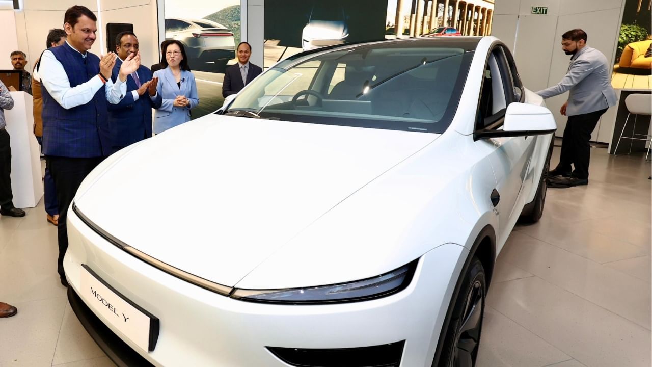 जगातील प्रसिद्ध इलेक्ट्रिक कार कंपनी टेस्लाने अखेर भारतात पहिले पाऊल टाकले आहे. प्रदीर्घ प्रतीक्षेनंतर कंपनीने आपली पहिली कार Model Y भारतात लॉन्च केली आहे. ही एक एसयूव्ही (SUV) आहे ज्याची सुरुवातीची किंमत 61 लाख रुपये आहे. ही किंमत तिच्या रिअर-व्हील ड्राइव्ह (RWD) मॉडेलची आहे.