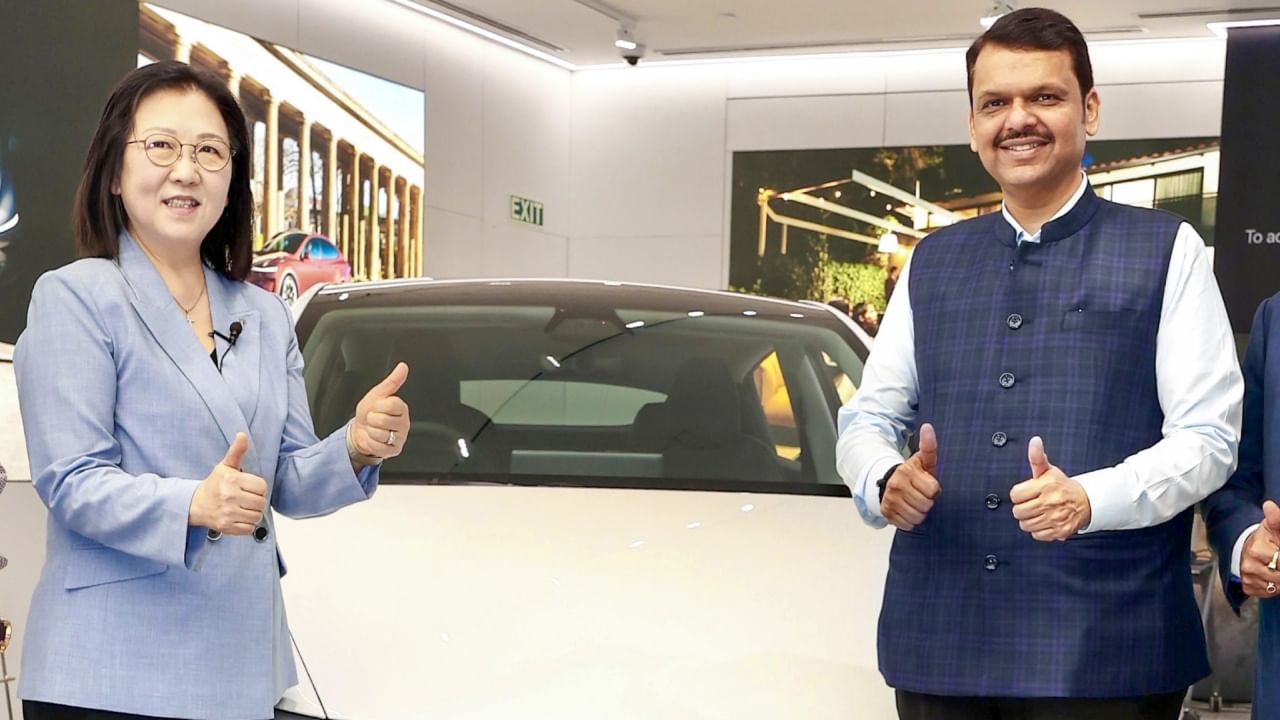 याचे कारचे दुसरे व्हेरिएंट, लाँग-रेंज रिअर-व्हील ड्राइव्ह असून 69 लाख रुपयांना उपलब्ध आहे. या गाड्या परदेशातून आयात केल्यामुळे त्यांची किंमत जास्त आहे. टेस्लाने नुकतंच भारतातील पहिले शोरुम मुंबईतील बांद्रा कुर्ला कॉम्प्लेक्स (BKC) येथे उघडले आहे. आता लवकरच दिल्लीतही ते एक शोरूम सुरू करणार आहेत.