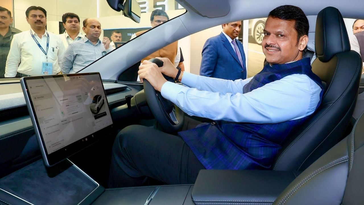 टेस्ला मॉडेल वाय ही एक इलेक्ट्रिक एसयूव्ही आहे. जी एकदा चार्ज केल्यावर 568 किमी धावते आणि 0 ते 100 किमी/तास वेग 4.8 सेकंदांत गाठते. यात मोठी 15.4 इंच टचस्क्रीन आणि 8 इंच मागील टचस्क्रीन, 5 सीट्स आणि भरपूर सामान ठेवण्याची जागा आहे. सुपरचार्जिंगमुळे ही गाडी 15 मिनिटांत 267 किमीसाठी चार्ज होते. तिची किंमत तब्बल 61 लाख रुपयांपासून सुरू होते.