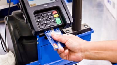 डेबिट कार्डमधील छोटी चिप म्हणजे मिनी कॉम्प्युटर! जाणून घ्या कशी करते काम ?