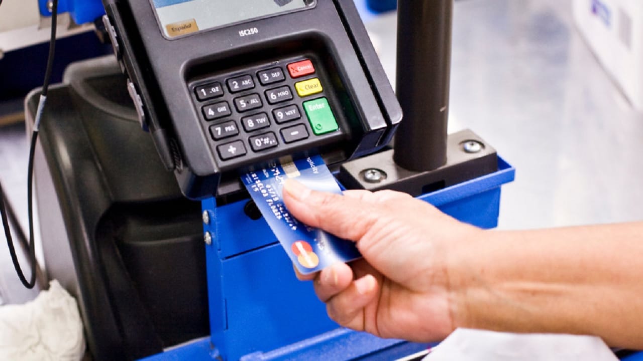 डेबिट कार्डमधील छोटी चिप म्हणजे मिनी कॉम्प्युटर! जाणून घ्या कशी करते काम ?