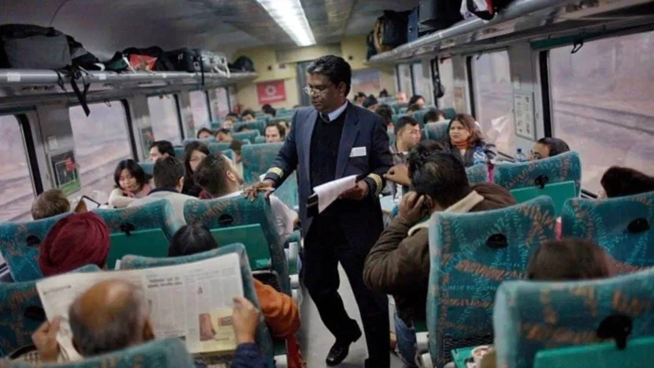 एकाच कोचमध्ये 56 तरुणी... एकीकडेही नव्हतं तिकीट, त्यांच्यासोबत काय घडलं?