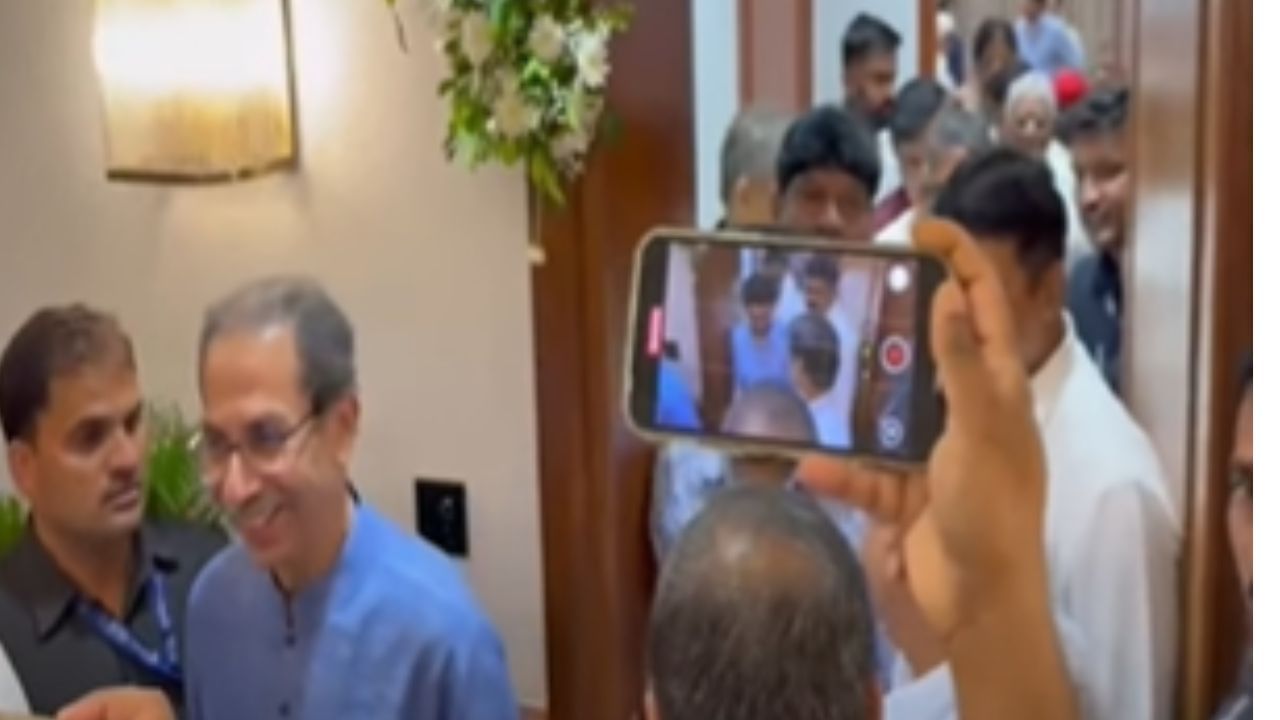 मोठी बातमी! फडणवीस आणि ठाकरेंमध्ये अर्धा तास बैठक, नेमकी कशावर चर्चा?