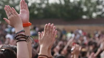 फक्त महादेवांच्या मंदिरातच तीनदा टाळी का वाजवता? तुम्हालाही माहीत नसेल याचं उत्तर