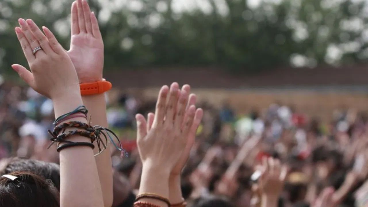 फक्त महादेवांच्या मंदिरातच तीनदा टाळी का वाजवता? तुम्हालाही माहीत नसेल याचं उत्तर फक्त महादेवांच्या मंदिरातच तीनदा टाळी का वाजवता? तुम्हालाही माहीत नसेल याचं उत्तर