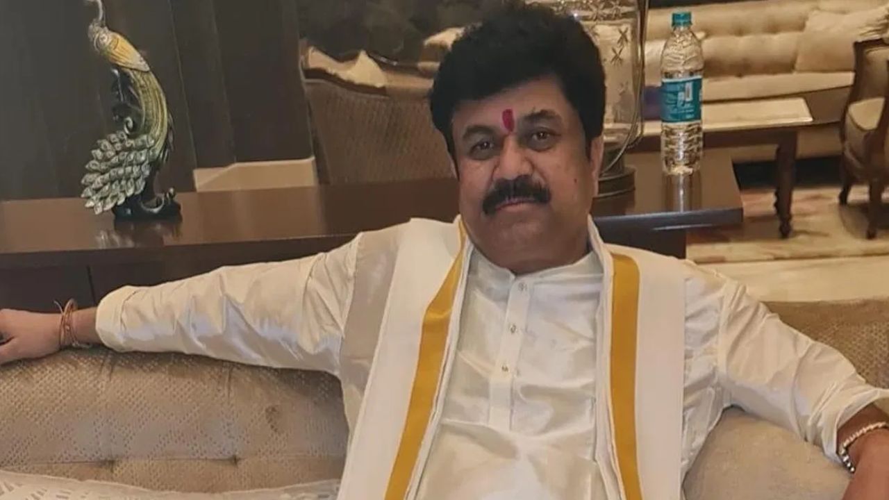 ...म्हणून वाल्मिक कराडला धनंजय मुंडेंच्या पीएचीही हत्या करायची होती, सनसनाटी आरोपाने खळबळ ...म्हणून वाल्मिक कराडला धनंजय मुंडेंच्या पीएचीही हत्या करायची होती, सनसनाटी आरोपाने खळबळ