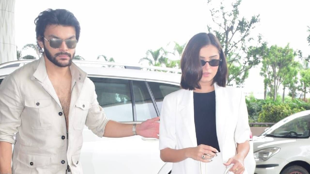 प्रेमाची जाहीर कबुली दिल्यानंतर आता तारा आणि वीर पुन्हा एकत्र दिसले आहेत. मुंबई एअरपोर्टवर या दोघांना एकत्र पाहिलं गेलं. यावेळी एअरपोर्टवर वीर त्याच्या गाडीतून उतरल्यानंतर तारासाठी त्याने गाडीचा दरवाजा उघडला. त्यानंतर दोघांनी पापाराझींना फोटोसाठी पोझ दिले आणि एकमेकांशी रोमँटिक अंदाजात बोलत आत गेले. 
