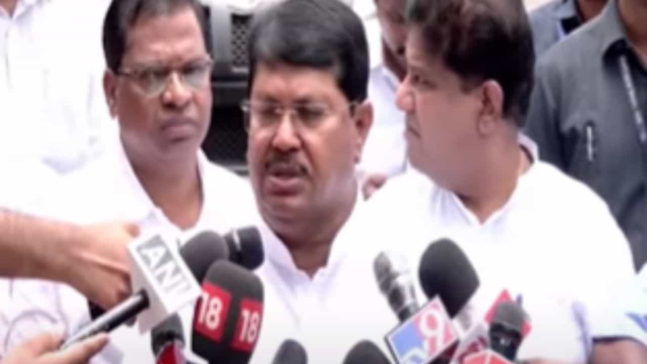 Vijay Wadettiwar : हल्ल्यासाठी गुंड विधानभवनात आणले; वडेट्टीवारांचा खळबळजनक दावा