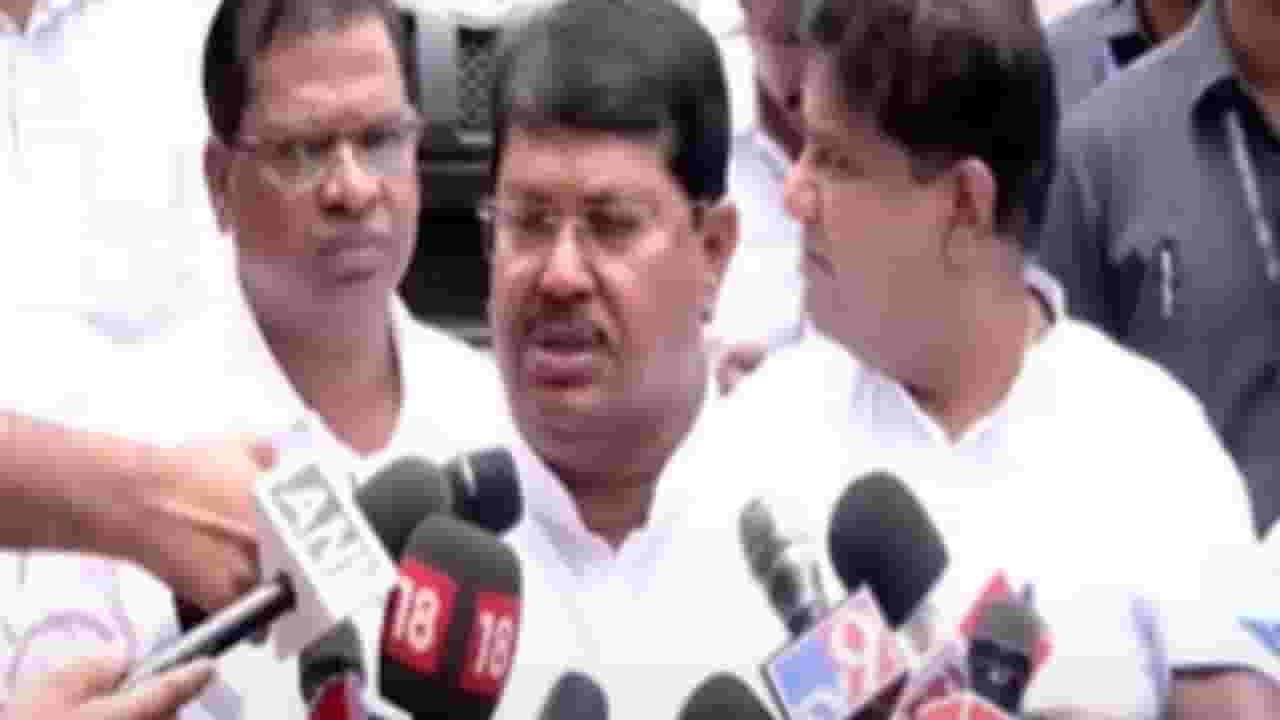 Vijay Wadettiwar : हल्ल्यासाठी गुंड विधानभवनात आणले; वडेट्टीवारांचा खळबळजनक दावा