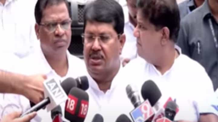 Vijay Wadettiwar : हल्ल्यासाठी गुंड विधानभवनात आणले; वडेट्टीवारांचा खळबळजनक दावा Vijay Wadettiwar : हल्ल्यासाठी गुंड विधानभवनात आणले; वडेट्टीवारांचा खळबळजनक दावा
