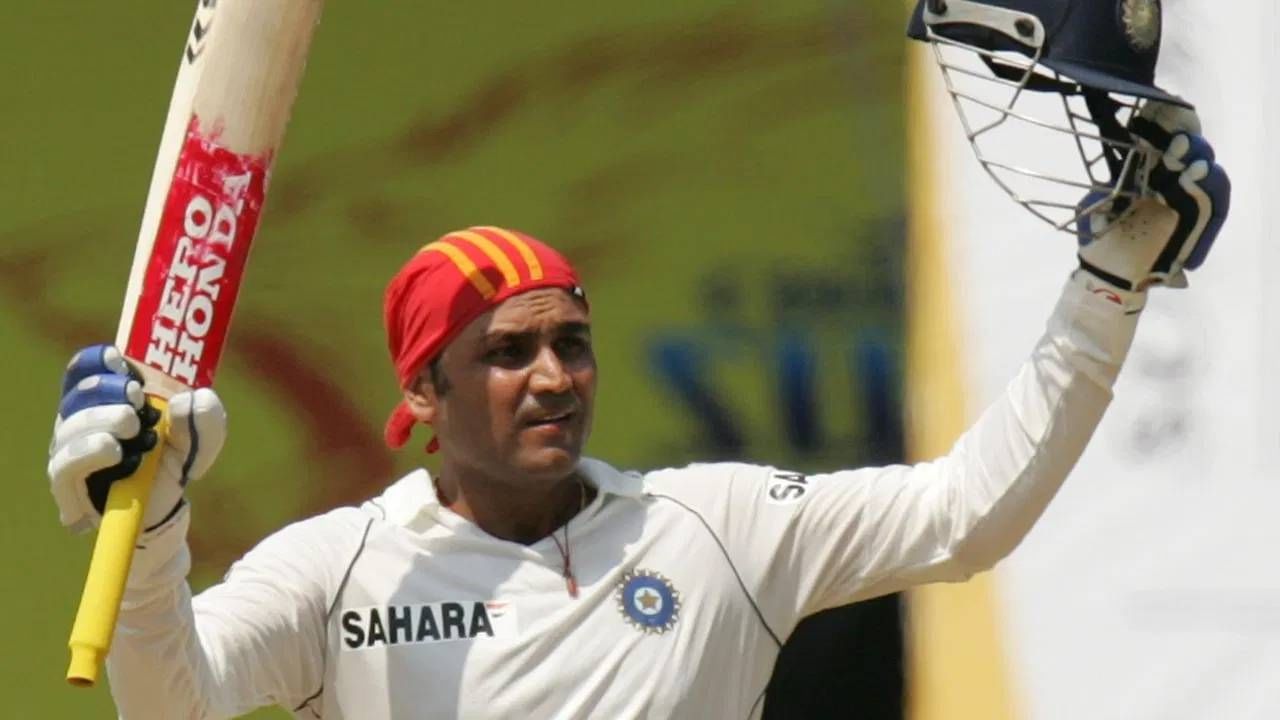 वनडे आणि कसोटीत द्विशतक ठोकणाऱ्या खेळाडूंच्या यादीत वीरेंद्र सेहवागही आहे. त्याने 2011 मध्ये वेस्ट इंडिजविरुद्ध द्विशतक ठोकलं होतं. यावेळी त्याने 219 धावांची खेळी केली होती. कसोटीत त्याच्या नावावर दोन त्रिशतकं आहेत. तर कसोटीत द्विशतकी खेळी आहे.  (Photo-Santosh Harhare/Hindustan Times via Getty Images)